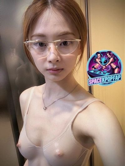 Tzuyu - shows tits