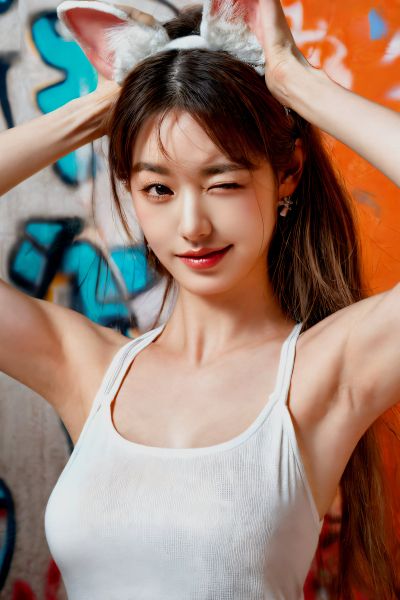 Wonyoung - shows boobs