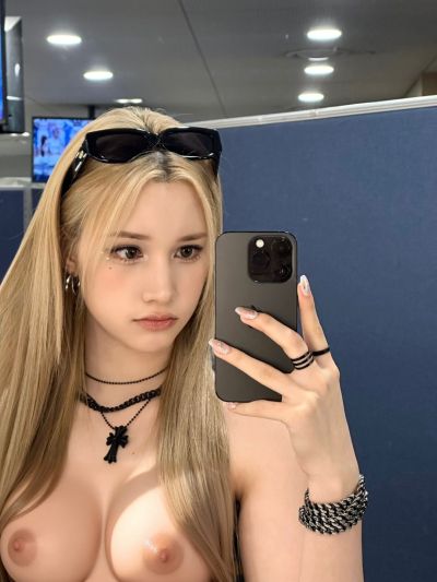 Huening Bahiyyih - shows tits