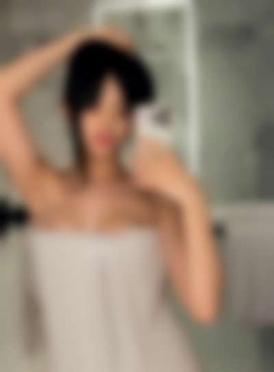 Hanni - nude