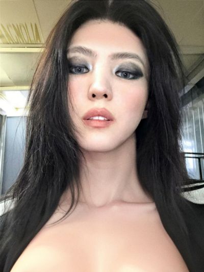 Han So Hee - shows tits