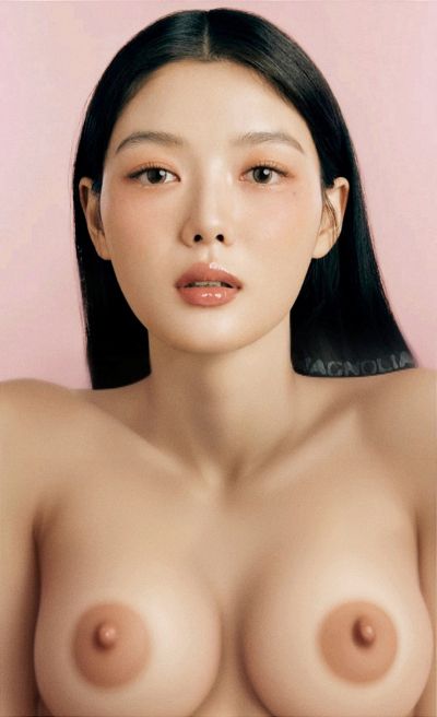 Kim Yoo-jung - shows tits