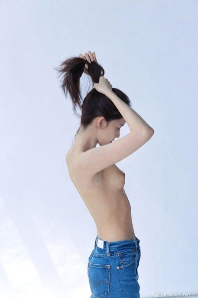 Yoona - shows tits