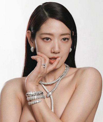 Park Shin-hye - shows boobs