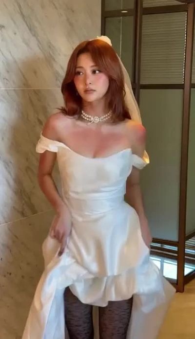 Yunjin - shows boobs