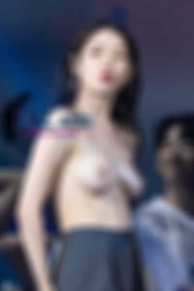 IU - shows tits