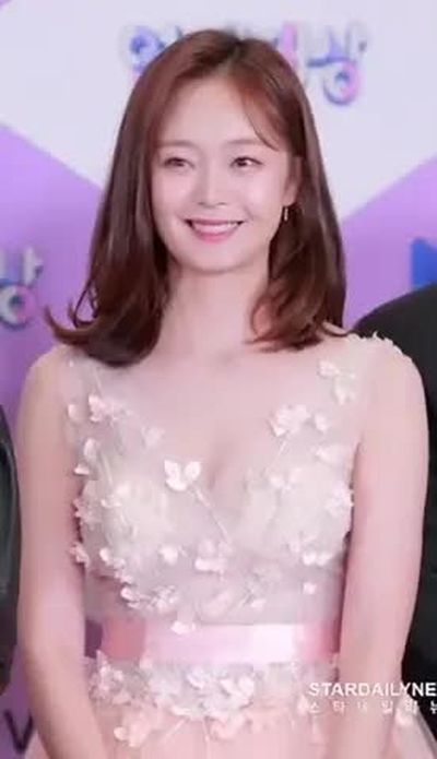 Jeon So-min - shows tits