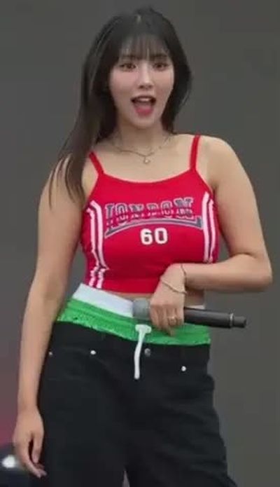 Chowon - shows tits