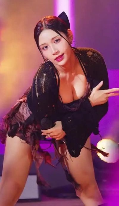 Chowon - shows boobs