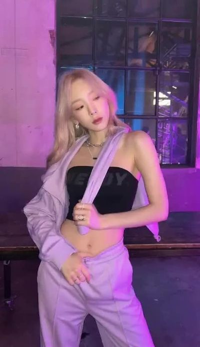 Taeyeon - shows boobs