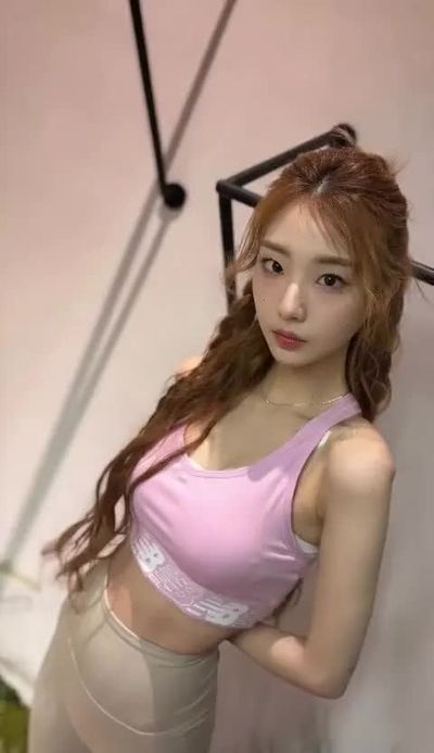 Yeojin - shows boobs