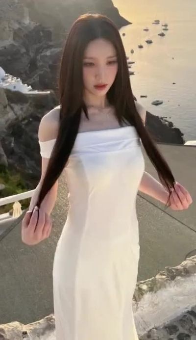 Heejin - shows boobs