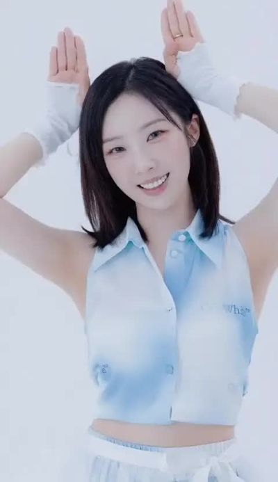 Haseul - shows boobs