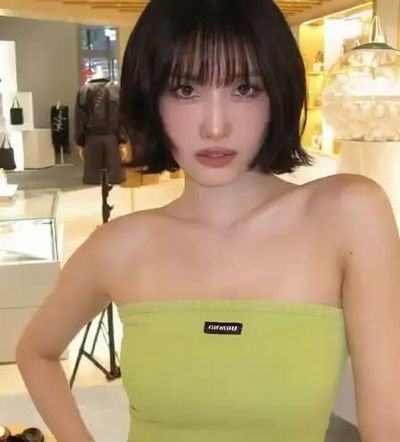 Momo - shows tits