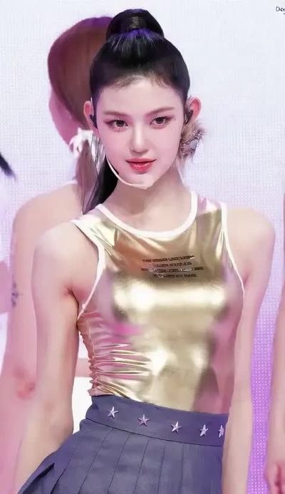 Danielle - shows tits