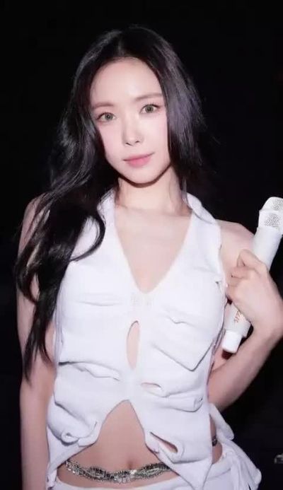 Naeun - shows boobs