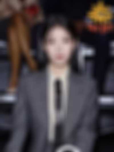 IU - shows tits