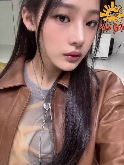 Minji - shows tits