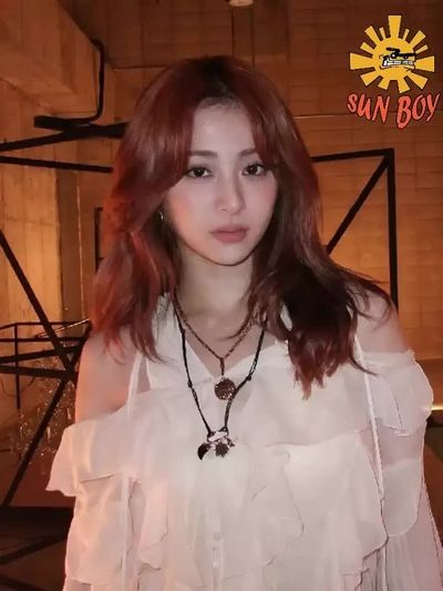 Yunjin - shows tits