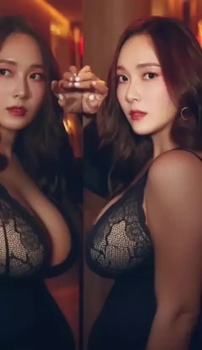 Jessica - shows boobs