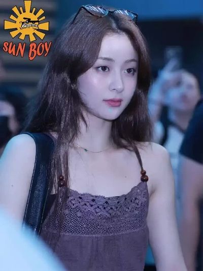 Yunjin - shows tits