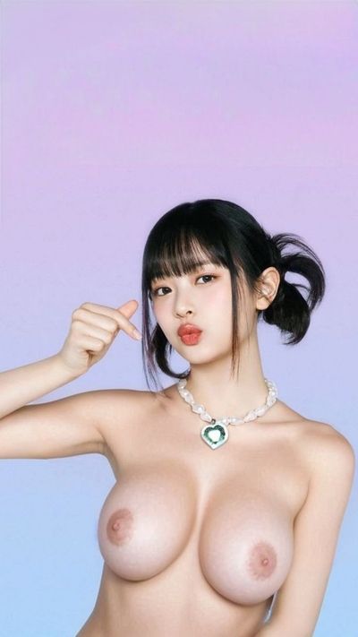 Hanni - shows tits