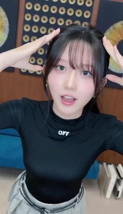 Gaeul - shows boobs