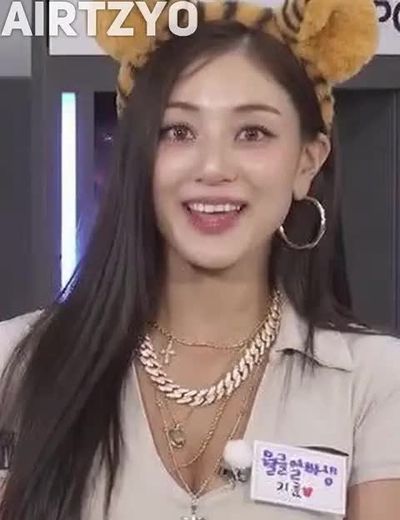 Jihyo - footjob