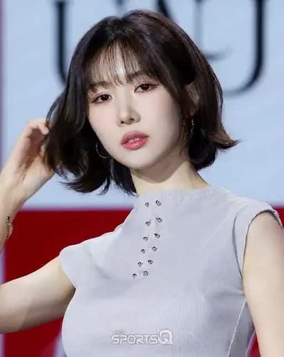 Yoohyeon - shows tits