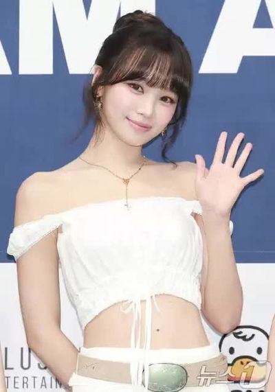 Chaewon - shows tits