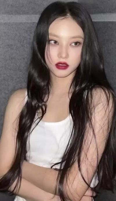 Haerin - shows tits