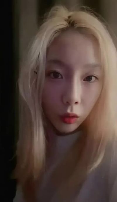 Taeyeon - shows tits