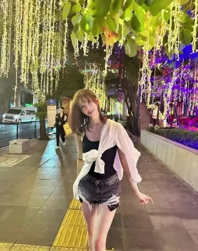 Magenta - play with pussy