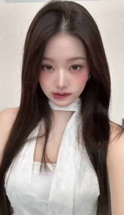 Wonyoung - shows boobs