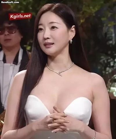 Kim Sa Rang - shows tits