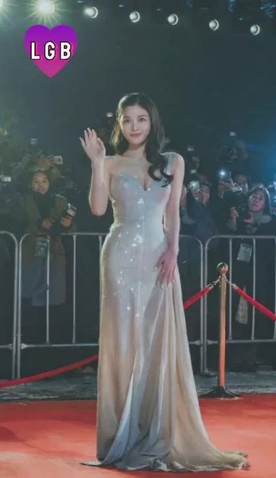 Kim Yoo-jung - shows tits