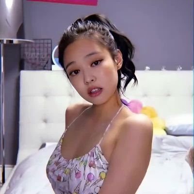 Jennie - shows boobs