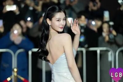 Kim Yoo-jung - public nude