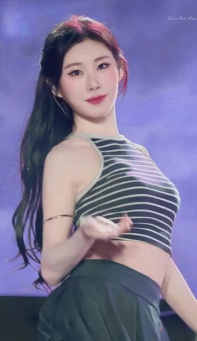 Chaeryeong - shows tits