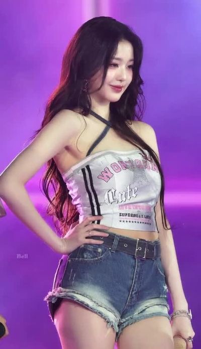 Wonyoung - shows tits