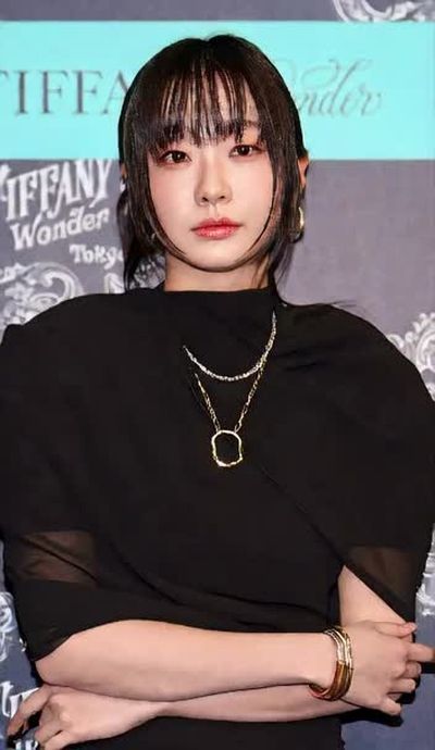 Kim Dami - shows tits