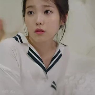 IU - shows tits