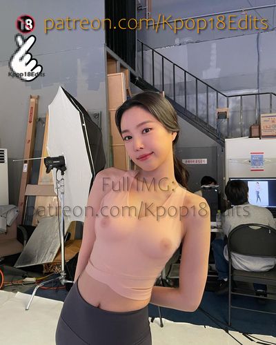 Naeun - shows tits