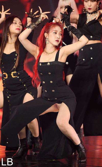 SinB - shows pussy