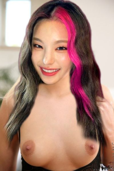Yeji - shows tits