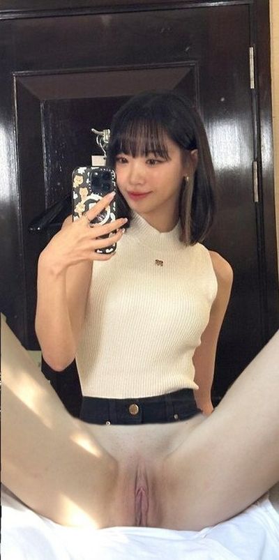 Chaewon - shows pussy