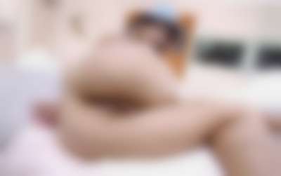 Minnie - shows pussy