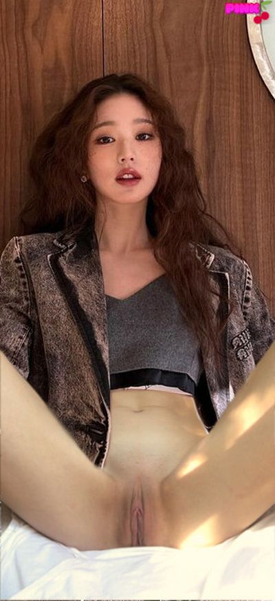 Wonyoung - shows pussy