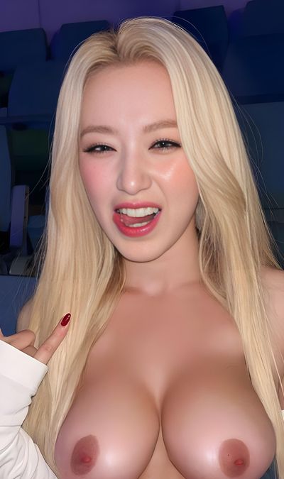 Shuhua - shows tits
